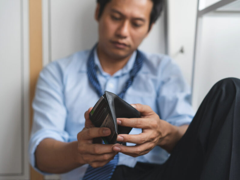 man with no money in wallet