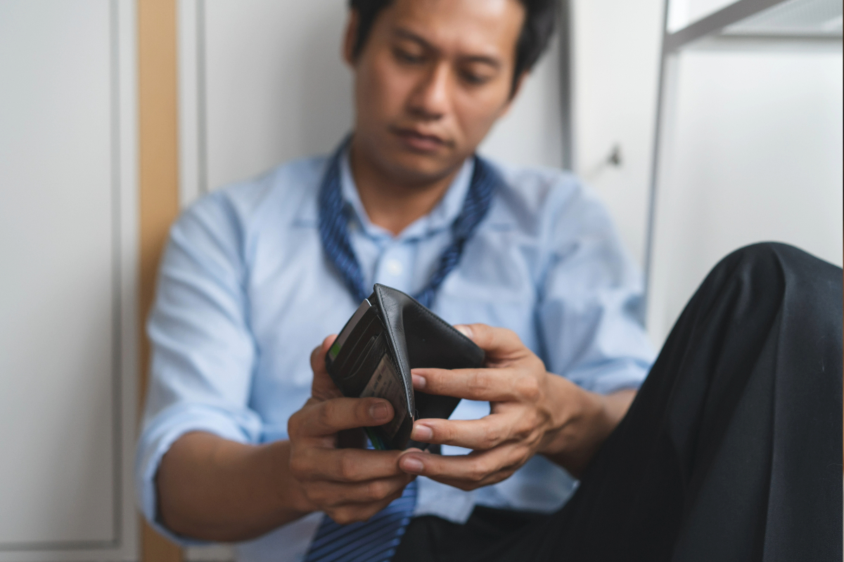 man with no money in wallet